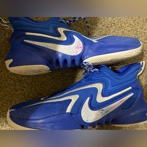 Men’s - Nike - Cosmic Unity 2 Basketball shoes - size 13.5